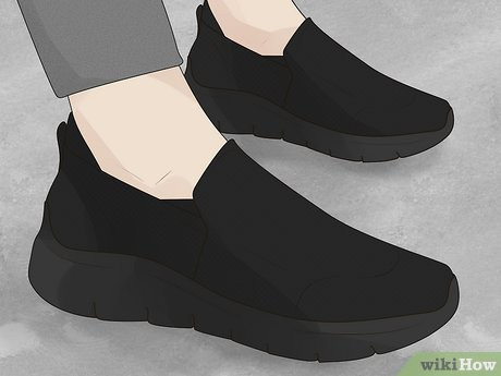 Step 3 Choose casual shoes, but make sure they’re clean and scuff-free.