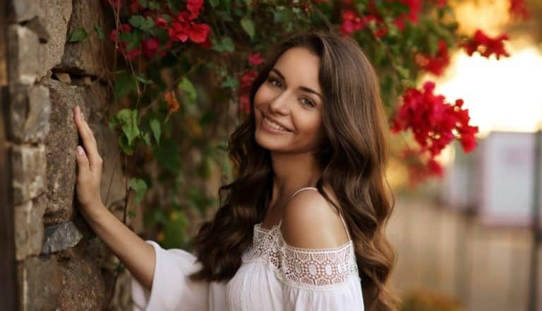 如何恰当赞美女生：15个必知技巧与35句最佳赞美语