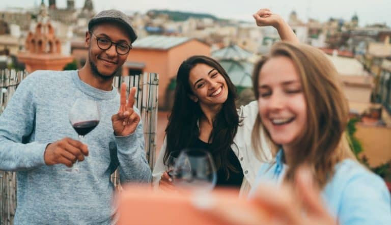 25个信号告诉你该停止追求一个不喜欢你或在利用你的女孩